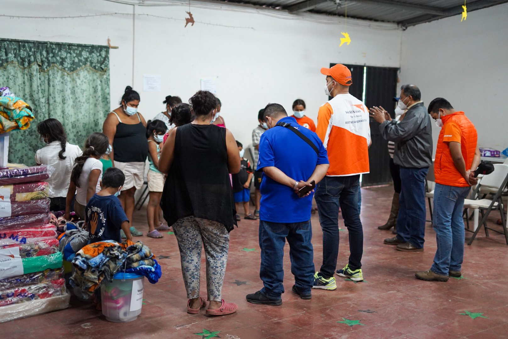 Central American children to the emergency center for Hurricane ETA and COVID-19