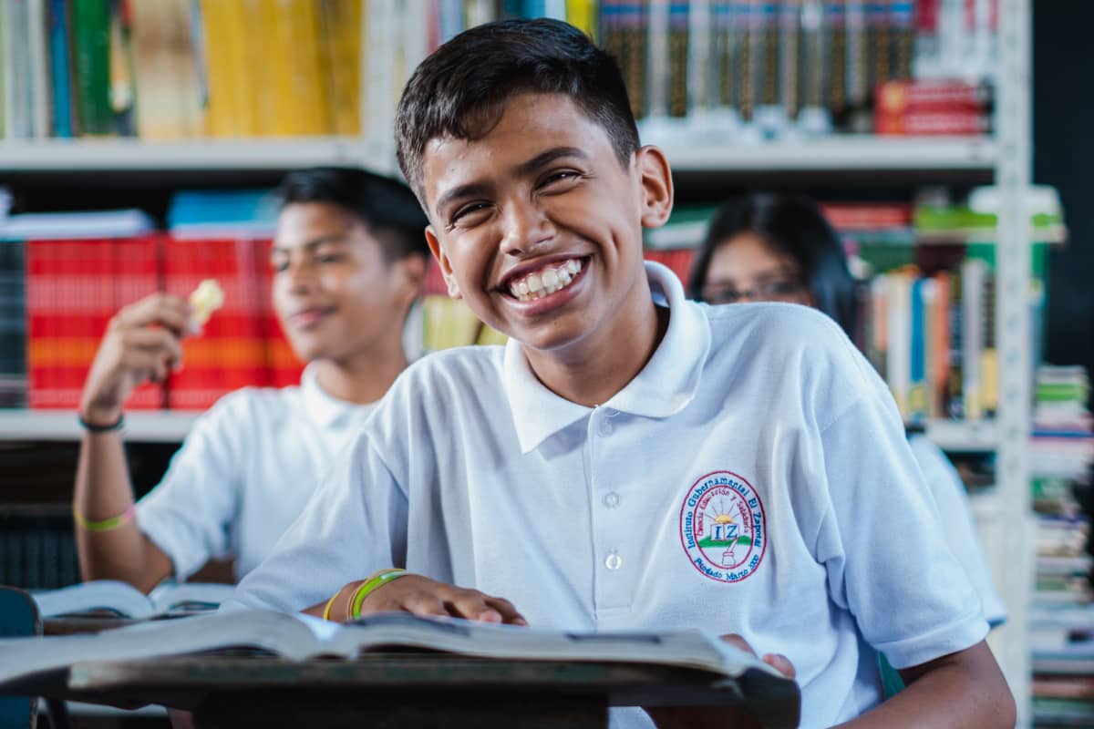 adolescente-en-aula-de-clase-sonriendo